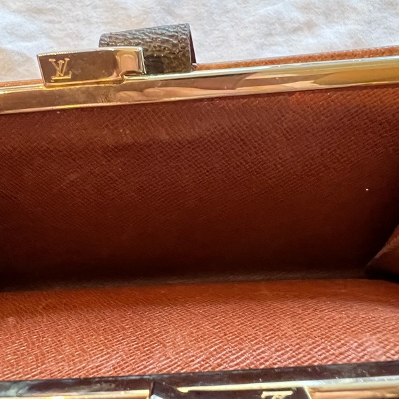 Luis Vuitton Authentic Long Vintage Kiss-lock Bifold Wallet - Picture 15 of 16